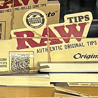 RAW Original Tips (unbleached, unrefined) on the shelf at Glen Smoke Shop