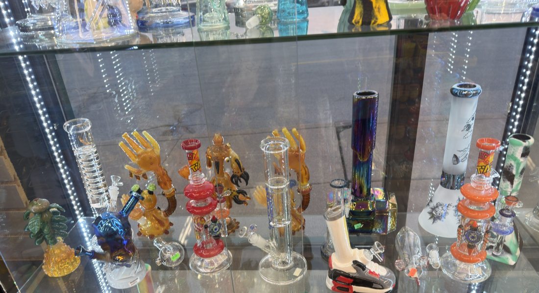 Small rigs, recyclers and figured glass on a mirrored shelf