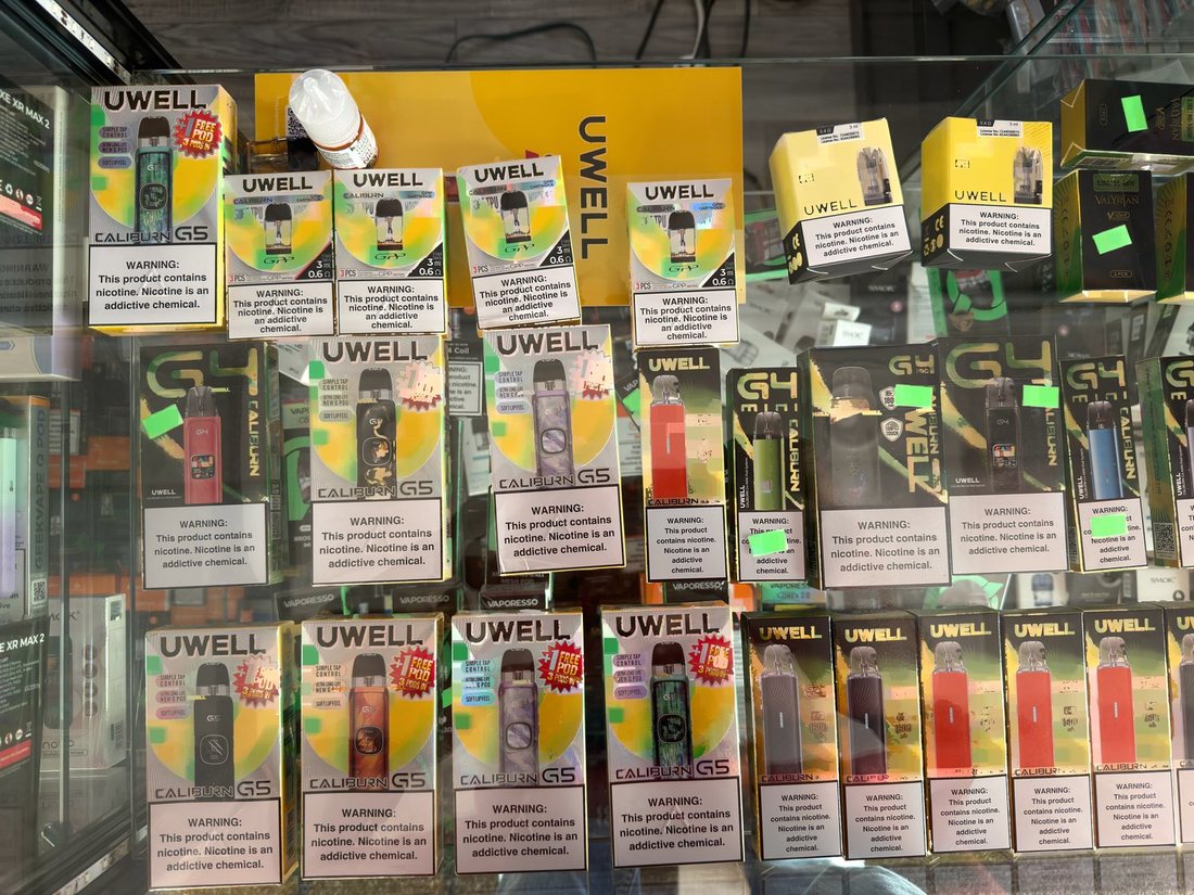 A wide view of the Uwell Caliburn shelf in the vape hardware case